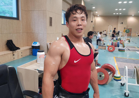 한국 남자 역도의 희망 원정식이 10일 진천선수촌에서 훈련 중 밝게 웃고 있다. <연합뉴스>